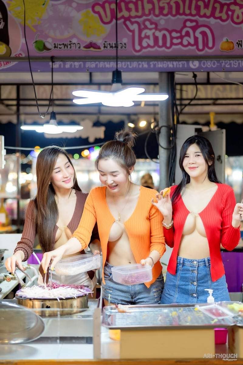 【有片】巨乳聚人心《袒胸露乳真空罩衫》泰国蛋卷妹收入暴涨4倍,「肉色诱惑=财富密码」引发跟风热潮 【有片】巨乳聚人心《袒胸露乳真空罩衫》泰国蛋卷妹收入暴涨4倍,「肉色诱惑=财富密码」引发跟风热潮