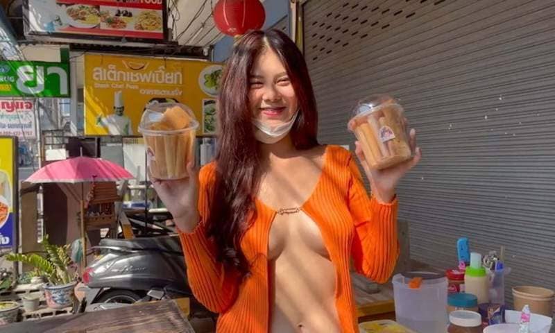 【有片】巨乳聚人心《袒胸露乳真空罩衫》泰国蛋卷妹收入暴涨4倍,「肉色诱惑=财富密码」引发跟风热潮 【有片】巨乳聚人心《袒胸露乳真空罩衫》泰国蛋卷妹收入暴涨4倍,「肉色诱惑=财富密码」引发跟风热潮