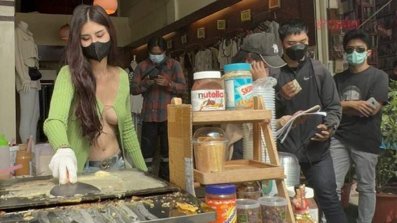 【有片】巨乳聚人心《袒胸露乳真空罩衫》泰国蛋卷妹收入暴涨4倍,「肉色诱惑=财富密码」引发跟风热潮 【有片】巨乳聚人心《袒胸露乳真空罩衫》泰国蛋卷妹收入暴涨4倍,「肉色诱惑=财富密码」引发跟风热潮