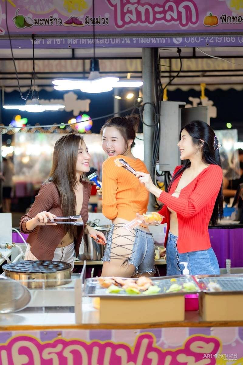 【有片】巨乳聚人心《袒胸露乳真空罩衫》泰国蛋卷妹收入暴涨4倍,「肉色诱惑=财富密码」引发跟风热潮 【有片】巨乳聚人心《袒胸露乳真空罩衫》泰国蛋卷妹收入暴涨4倍,「肉色诱惑=财富密码」引发跟风热潮