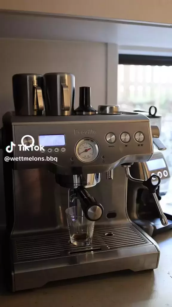 欧美尺寸的《超大杯咖啡奶昔》吸奶时这个表情就是告诉我们好喝 欧美尺寸的《超大杯咖啡奶昔》吸奶时这个表情就是告诉我们好喝