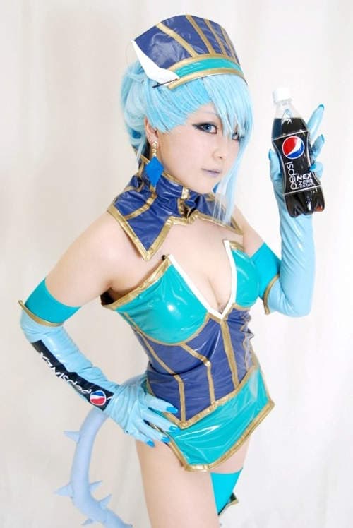 夜月歩 暴露的水手服下展现出强大的力量 夜月歩 暴露的水手服下展现出强大的力量