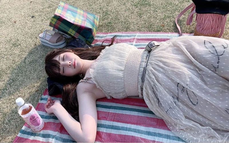 AV女优桥本有菜一双长腿可萌可御勾心魄