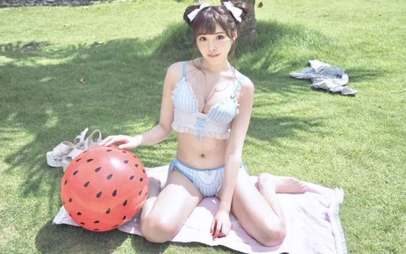 AV女优桥本有菜一双长腿可萌可御勾心魄